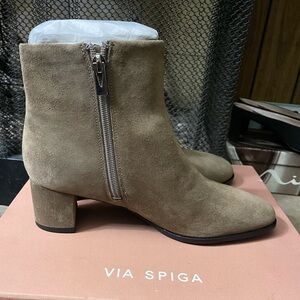 Via Spiga Women's  Beige Suede Ankle Lay Booties NIB size 6 $175 APR